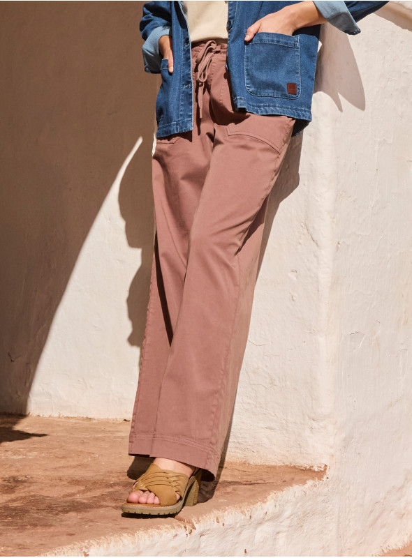 Pantalón de corte recto en color café, ideal para looks del día a día.