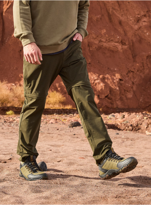 Pantalón verde casual para hombre con acabado liso y corte moderno.