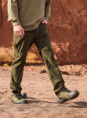Pantalón verde casual para hombre con acabado liso y corte moderno.