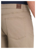 Tono neutro que combina con camisas o poleras, perfecto para un look smart-casual.