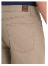 Tono neutro que combina con camisas o poleras, perfecto para un look smart-casual.