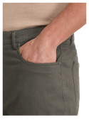 Diseño casual de pantalón gris para hombre, con botón y cremallera, adaptable a looks de oficina.