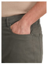 Diseño casual de pantalón gris para hombre, con botón y cremallera, adaptable a looks de oficina.