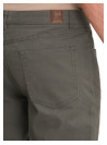 Pantalón gris masculino en algodón y spandex, ideal para combinar con polera y zapatillas urbanas.