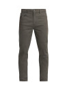 Detalle de bolsillos funcionales y costuras limpias en pantalón gris de estilo versátil para hombre.