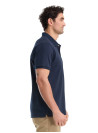 Polera azul para hombre, ajuste natural, adecuada bajo sobrecamisa o parka.