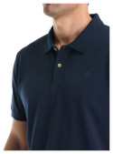 Polera de algodón azul con diseño atemporal para un estilo casual y cómodo.