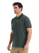 Textura de la polera verde mostrando su caída ligera y estilo relajado.