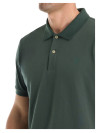 Polera verde de hombre combinada con jeans para un look urbano.