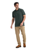 Polera verde casual de hombre en algodón con corte clásico y textura suave.