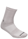 Tejido transpirable en calcetines gris unisex, ideal para combinar con zapatillas urbanas.