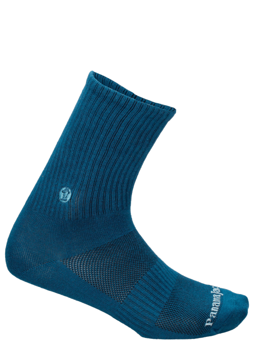Calcetines unisex azul con terminaciones prolijas que priorizan la comodidad.