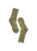 Calcetines unisex oliva ideales para uso urbano con diferentes estilos de calzado.