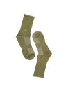 Calcetines unisex oliva ideales para uso urbano con diferentes estilos de calzado.