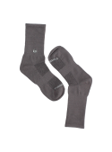 Diseño versátil de calcetines grises unisex, ideales para combinar con zapatillas urbanas.