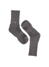 Diseño versátil de calcetines grises unisex, ideales para combinar con zapatillas urbanas.