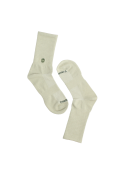 Calcetines verdes unisex combinables con botines y falda midi.