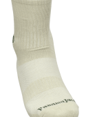 Detalle del tejido liso en calcetines verdes unisex para uso diario.