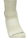 Detalle del tejido liso en calcetines verdes unisex para uso diario.