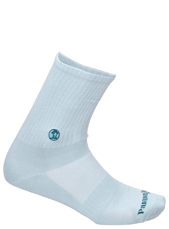 Textura y color uniforme en calcetines celestes, ideales para looks casuales.