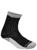 Calcetines versátiles en color negro, ideales para combinar con zapatillas urbanas y ropa casual.