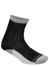 Calcetines versátiles en color negro, ideales para combinar con zapatillas urbanas y ropa casual.