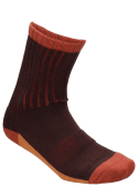 Diseño versátil de calcetines café unisex, adecuados para jeans o shorts en salidas casuales.