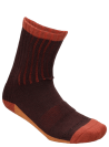 Diseño versátil de calcetines café unisex, adecuados para jeans o shorts en salidas casuales.