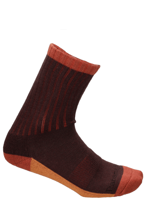 Calcetines unisex color café, confeccionados en lana Merino, combinan con botines y zapatillas urbanas.