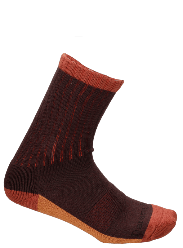 Calcetines unisex color café, confeccionados en lana Merino, combinan con botines y zapatillas urbanas.