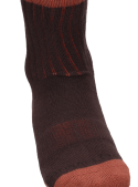 Textura suave y flexible en calcetines café de lana Merino, perfectos para actividades al aire libre.