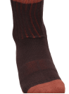 Textura suave y flexible en calcetines café de lana Merino, perfectos para actividades al aire libre.