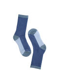 Calcetines unisex celestes versátiles para looks casuales y actividades cotidianas.