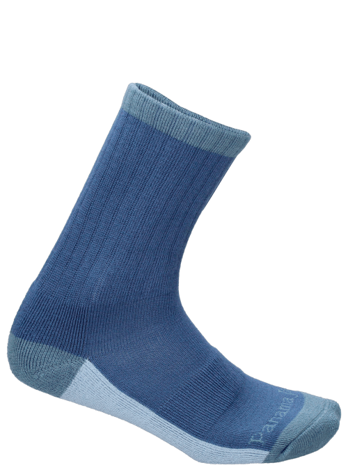 Calcetines celestes unisex mostrando elasticidad y suavidad al tacto.