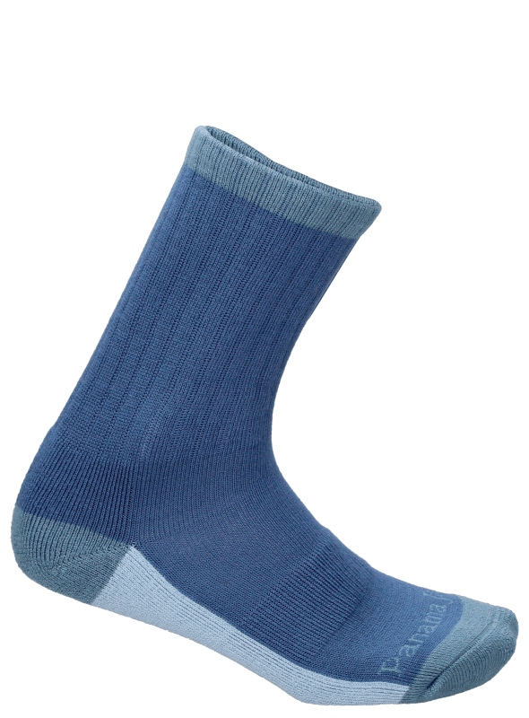 Calcetines celestes unisex mostrando elasticidad y suavidad al tacto.