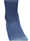 Detalle del tejido de lana Merino en calcetines celestes unisex.