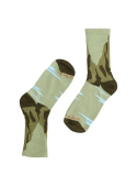 Calcetines verdes unisex versátiles para días fríos, combinables con botines y ropa de abrigo ligera.