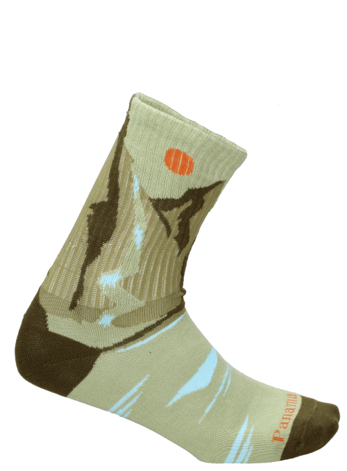 Calcetines verdes unisex adecuados para entrenar, combinados con zapatillas deportivas y ropa técnica.