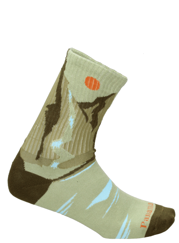 Calcetines verdes unisex adecuados para entrenar, combinados con zapatillas deportivas y ropa técnica.