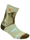 Calcetines verdes unisex combinables con zapatillas urbanas y ropa casual para un look relajado.