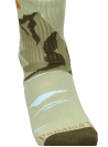 Detalle del tejido suave y flexible de los calcetines verdes unisex, ideal para el uso diario.