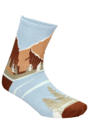 Calcetines unisex celestes combinables con jeans y zapatillas blancas.