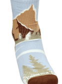 Detalle del tejido suave y elástico en calcetines celestes unisex.
