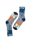 Textura suave de los calcetines azules, adaptables a zapatillas o calzado casual.