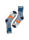 Textura suave de los calcetines azules, adaptables a zapatillas o calzado casual.
