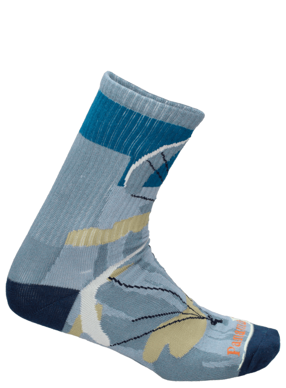 Vista del diseño clásico en color azul, ideal para combinar con diversos estilos de calzado.