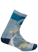 Vista del diseño clásico en color azul, ideal para combinar con diversos estilos de calzado.