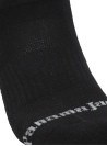 Tejido suave y flexible de algodón, poliéster y elastano en calcetines negros.
