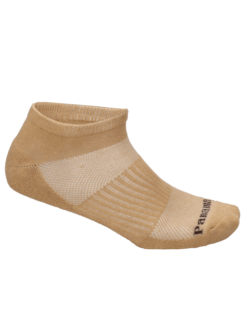 Textura versátil de calcetines camel, ideales para estilos casuales o pulidos.