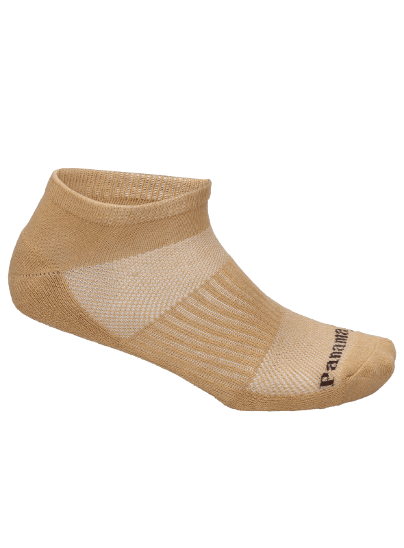 Textura versátil de calcetines camel, ideales para estilos casuales o pulidos.